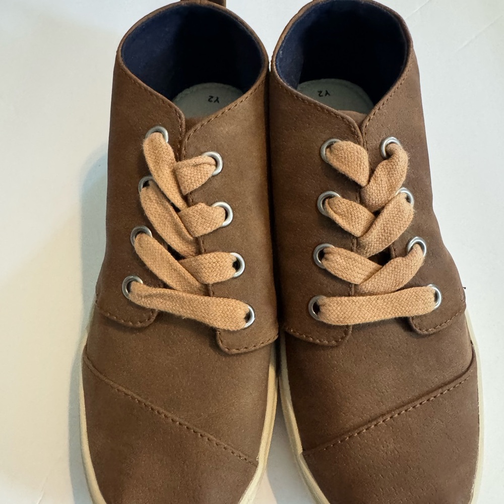 Brand new Toms Kids Brown Chukka Boots Size 2Y.